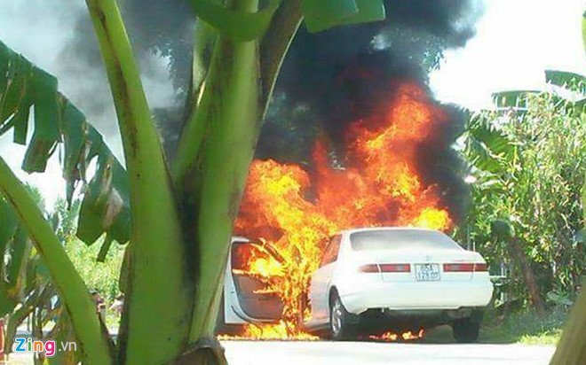 Mượn xe Camry của bạn về quê, chạy được nửa đường thì xe cháy rụi