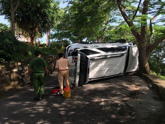 Ô tô 7 chỗ lật nghiêng khi tham quan núi Hải Đăng