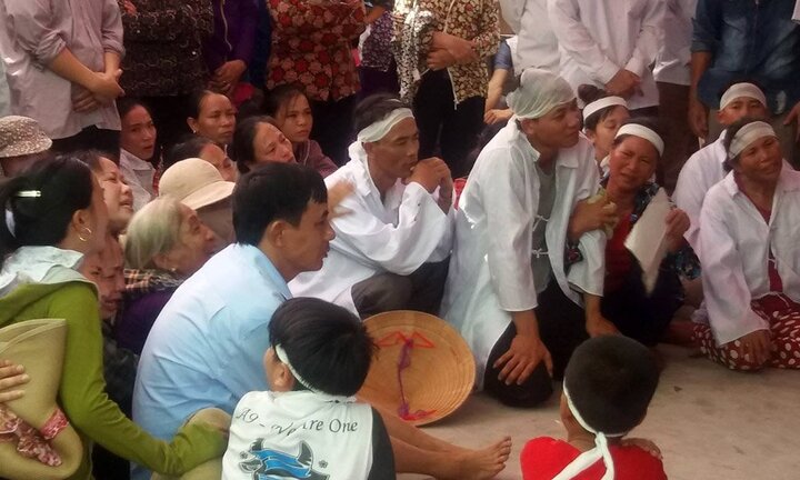 Mẹ bầu ôm 2 con nhảy cầu tự tử: Tiếng khóc xé lòng làng quê nghèo