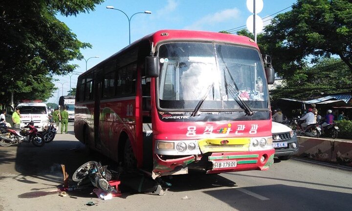 Xe đưa đón công nhân tông xe máy, 2 vợ chồng thương vong