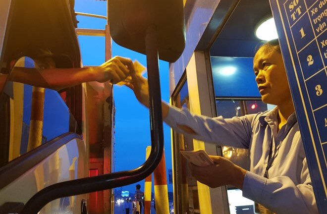 Ngày thứ 3 liên tiếp tài xế dùng tiền lẻ trả phí BOT quốc lộ 5
