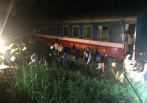 Tàu chở 200 hành khách trật bánh ở Thanh Hóa, một toa văng khỏi đường ray