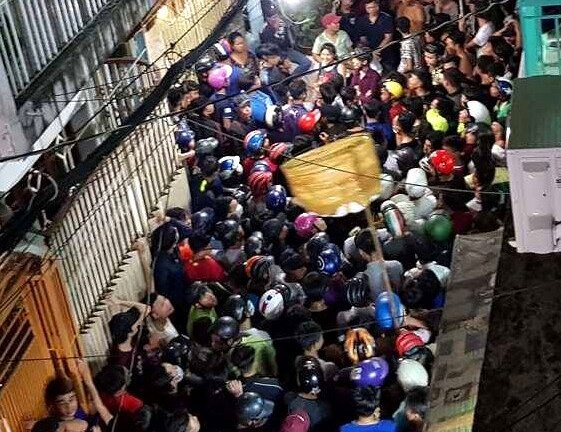 Dòng người ken đặc con hẻm ở Sài Gòn để giật tiền cúng cô hồn