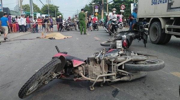 Hai xe máy tông nhau, 4 người thương vong