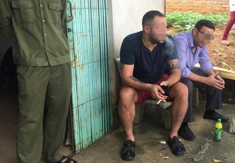 Bị tố lừa tiền, hai người đàn ông nước ngoài đi ô tô bị dân làng bao vây