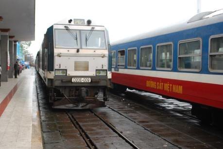 Bão số 10 tàn phá miền Trung: Đường sắt dừng hàng loạt đoàn tàu