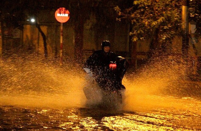 Mưa lớn lúc nửa đêm, đường phố Sài Gòn mênh mông nước