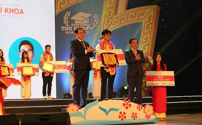 Chủ tịch Đà Nẵng vinh danh thủ khoa Đại học giữa tâm 'bão' sai phạm