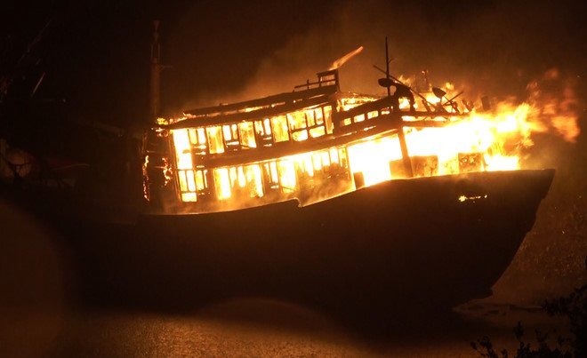 100 cảnh sát trắng đêm chữa cháy hai tàu cá ở Quảng Ngãi