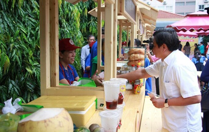 Khai trương phố hàng rong bán theo 'tem phiếu' ở TP.HCM