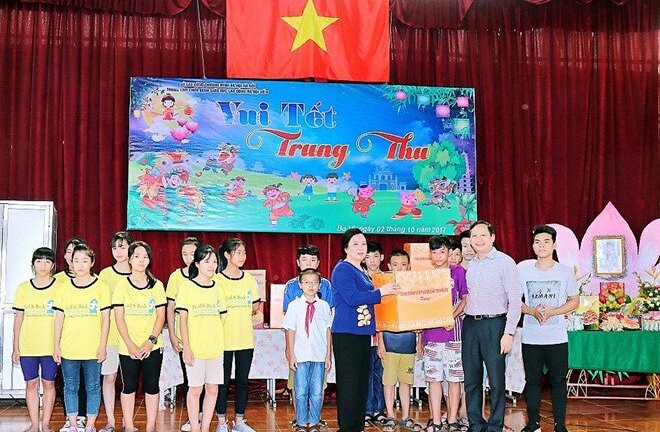 Phu nhân Chủ tịch nước mang Tết Trung thu đầm ấm đến với trẻ em nhiễm HIV