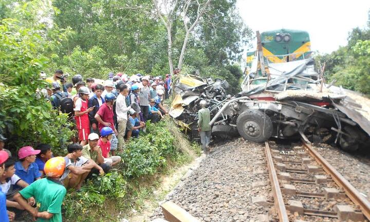 Ô tô đâm tàu hỏa: Đường sắt 'bất lực' đòi bồi thường