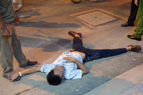 Bị ông Đoàn Ngọc Hải cẩu xe vi phạm, tài xế nằm vật ra đất nói 'bị đau tim'