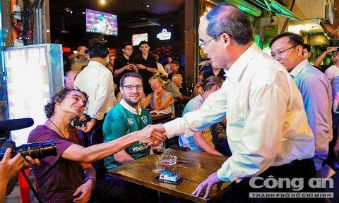 Bí thư Nguyễn Thiện Nhân thị sát 2 tuyến phố đi bộ, trò chuyện với khách Tây