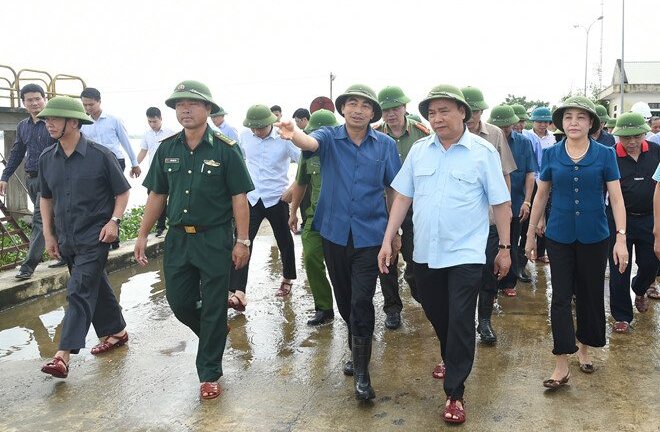 Hủy mọi cuộc họp, Thủ tướng đi Ninh Bình chỉ đạo hộ đê
