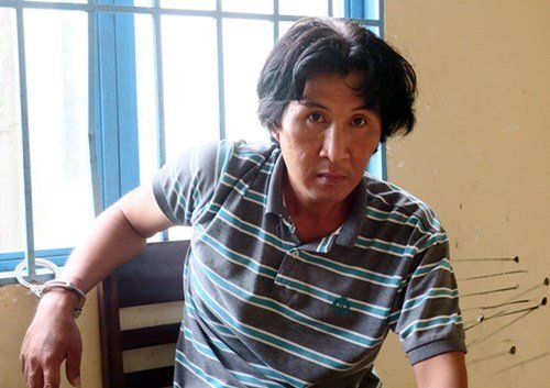 Bắt kẻ nghiện ma túy cầm kiếm xông vào quán cà phê 'xin đểu'