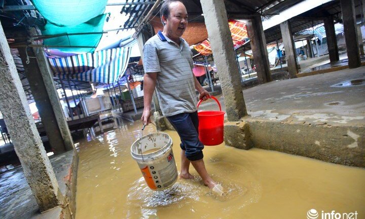 Ảnh: Dân Chương Mỹ tất bật dọn dẹp sau gần 1 tuần vỡ đê