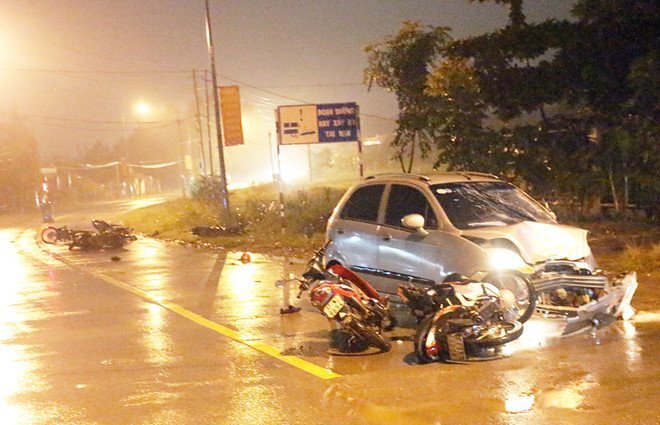 Ô tô 'điên' tông hàng loạt xe máy, 5 công nhân bị thương nặng