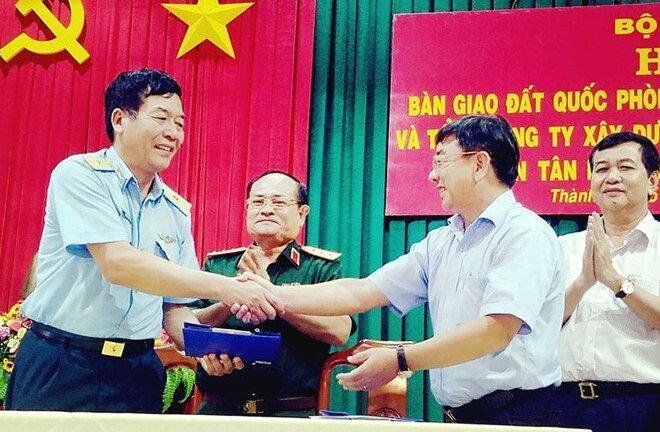 Bộ Quốc phòng bàn giao hơn 7.300 m2 đất khu vực Tân Sơn Nhất cho TP.HCM