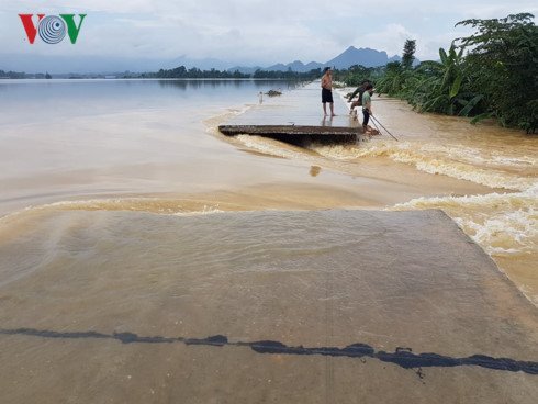 Vừa được sửa chữa hơn 100 tỷ đồng, vì sao đê Bùi 2 vẫn 'vỡ theo kế hoạch'?