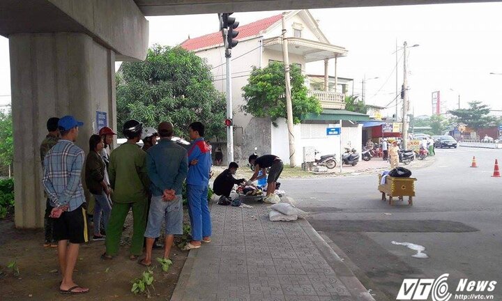 Đi thăm người thân về, hai cha con bị xe tải tông chết thương tâm