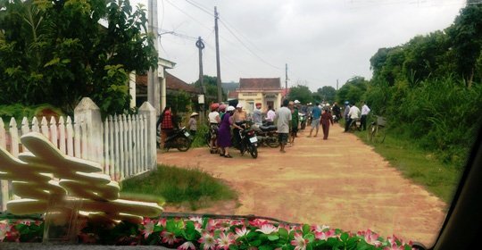 Chưa nộp tiền xây dựng giao thông nông thôn, một gia đình bị trưởng thôn chặn xe cưới