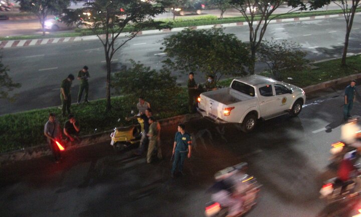 Người đàn ông treo cổ chết ở dải phân cách giữa phố Sài Gòn