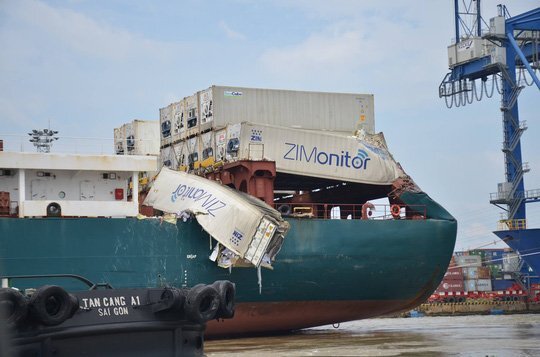 Tàu chở hàng gặp nạn trên sông Đồng Nai, dân ùa xuống 'hôi của'