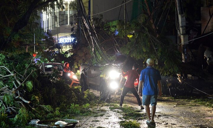 Ảnh: Thành phố biển Nha Trang chìm trong bóng tối sau bão số 12