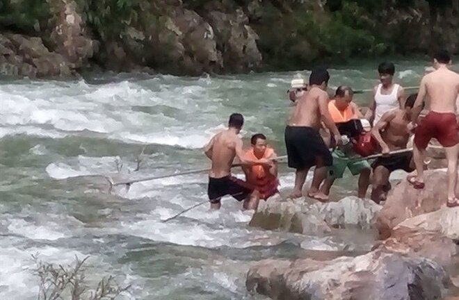 Nhóm kiểm lâm băng rừng trở về sau 10 ngày mắc kẹt trong lũ ở Huế