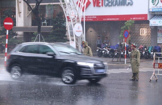 Ảnh: CSGT Đà Nẵng dầm mình trong mưa lạnh làm nhiệm vụ APEC