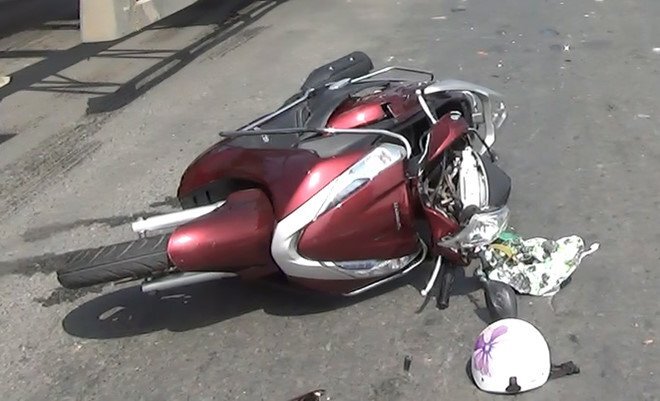 Mẹ dừng xe không tắt máy, con nhỏ vặn tay ga tông trúng ô tô