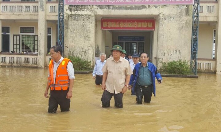 Bộ trưởng Trương Minh Tuấn lội nước vào thăm các đơn vị ở 'rốn lũ' Thừa Thiên - Huế