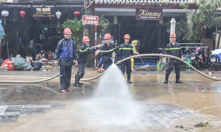 Ảnh: Hơn 1.000 cảnh sát, bộ đội dầm mưa dọn bùn sau lũ phục vụ APEC