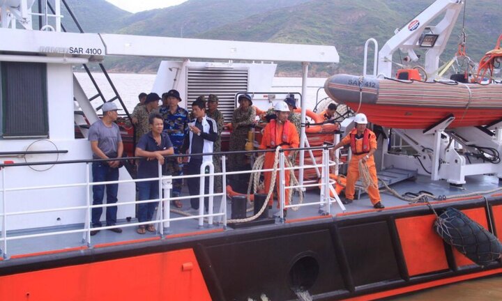 Yêu cầu khẩn trương trục vớt các tàu hàng bị chìm ở biển Quy Nhơn