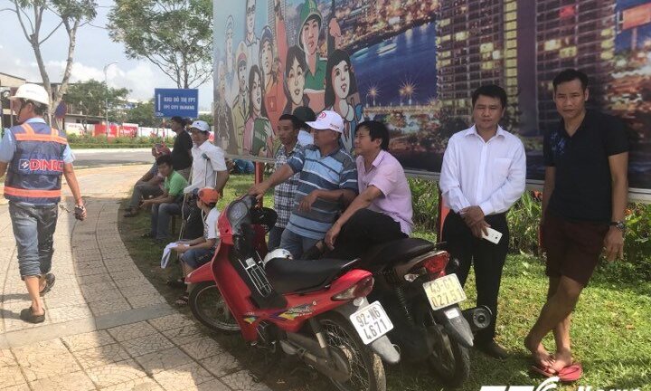 Video, ảnh: Dân Đà Nẵng háo hức chờ đón dàn xe 'Quái thú' của Tổng thống Mỹ