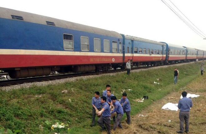Xe máy băng qua đường sắt, 3 người bị tàu hỏa tông văng