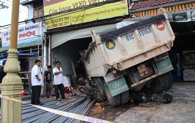 Xe tải mất phanh cắm đầu vào cửa hàng vật liệu xây dựng, 3 người bị thương