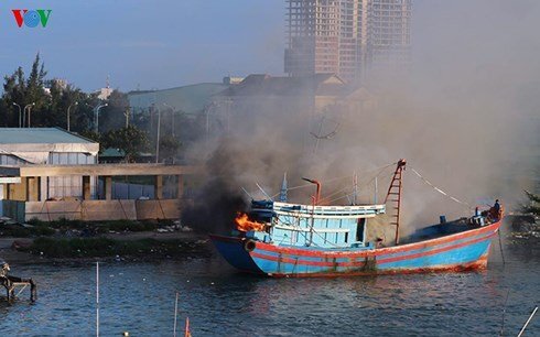 Tàu cá bốc cháy ngùn ngụt tại Đà Nẵng