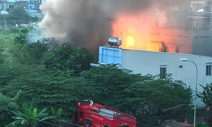 Cơ sở sang chiết gas bốc cháy ngùn ngụt sau tiếng nổ lớn