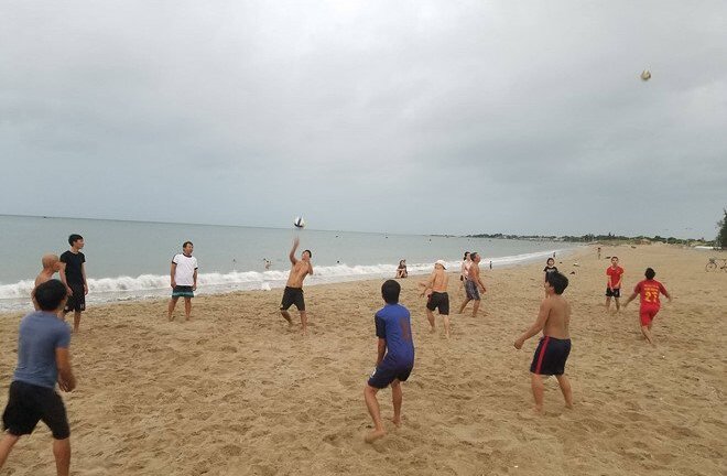 Áp thấp nhiệt đới sắp đổ bộ, dân Ninh Thuận vẫn vô tư tắm biển