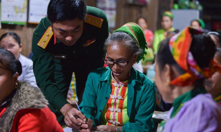 Ảnh: Lớp học trong đêm giữa núi rừng của phụ nữ Thái ở Nghệ An