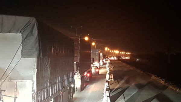 Hai ô tô tông nhau, cao tốc Pháp Vân ùn tắc kéo dài lúc nửa đêm