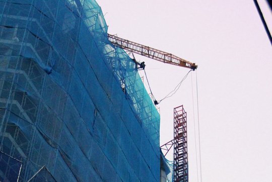 Thót tim tay cẩu ngã lệch, chực rơi xuống đầu hàng chục người đi đường