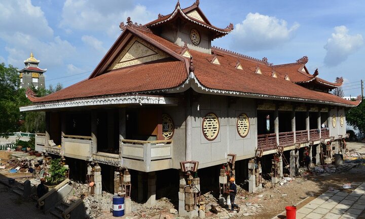 Ảnh: Tận thấy 'thần đèn' nâng cao 3 m giảng đường ngôi chùa 2.000 tấn ở Sài Gòn