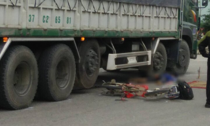 Hai học sinh bị xe tải đâm thương vong trên đường đi học