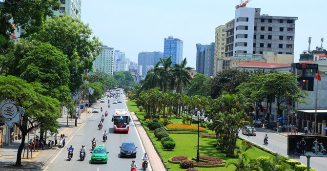 Ảnh: Hà Nội xén dải phân cách trên đường đẹp nhất Việt Nam để chống ùn tắc
