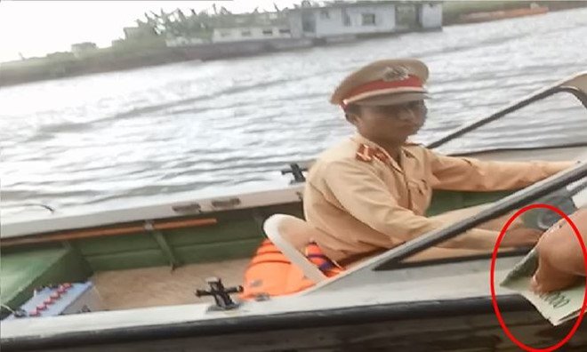 Cận cảnh mãi lộ trên sông: Đình chỉ 2 CSGT Ninh Bình