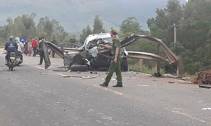 Ô tô tông vào taluy bên đường, 4 người thương vong