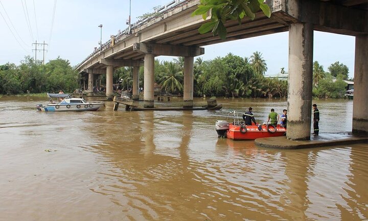 Sà lan chở cát bị chìm, vợ chồng tài công mất tích